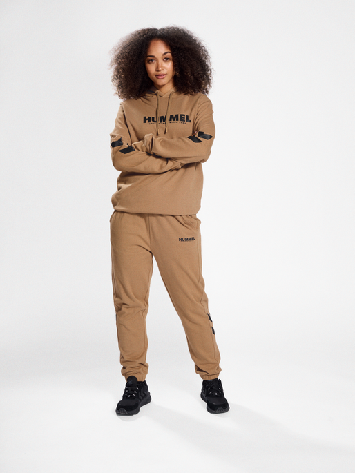 hmlLEGACY LOGO HOODIE, TIGERS EYE, model