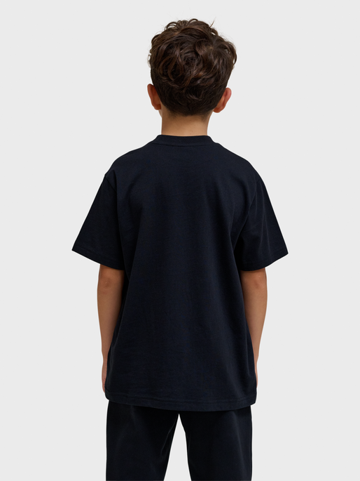 hmlCLEAN T-SHIRT S/S, 2001, model