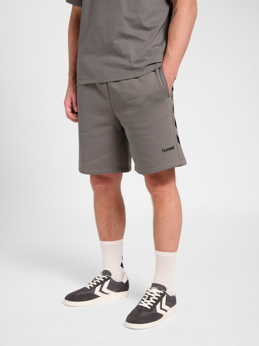 hmlKEEPER CHEVRON SHORTS, CHARCOAL GRAY, model