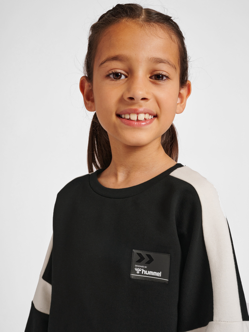 hmlMARLEE SWEATSHIRT, BLACK, model