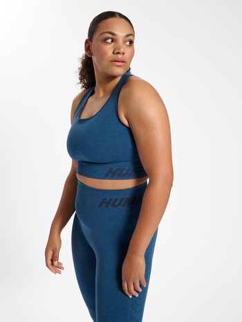 hmlTE CURVE SEAMLESS SPORTS BRA, INSIGNIA BLUE MELANGE, model