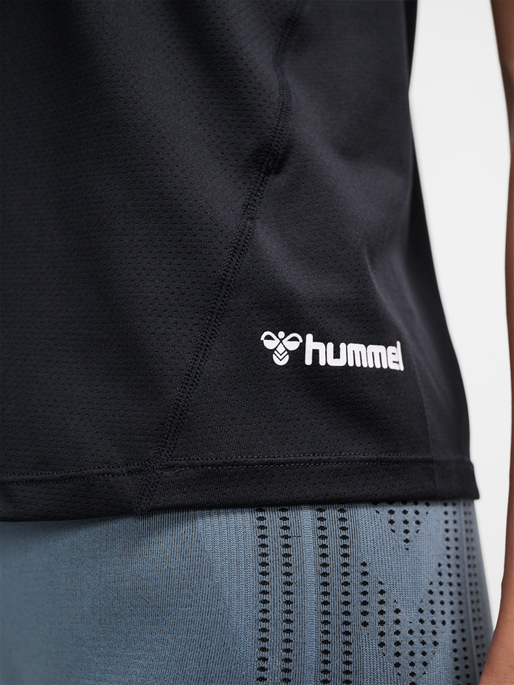 hmlMT AURA MESH TOP, BLACK, model