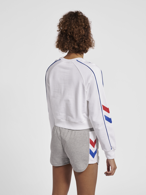 hmlIC DURBAN WOMAN CROP SWEATSHIRT, 9001, model