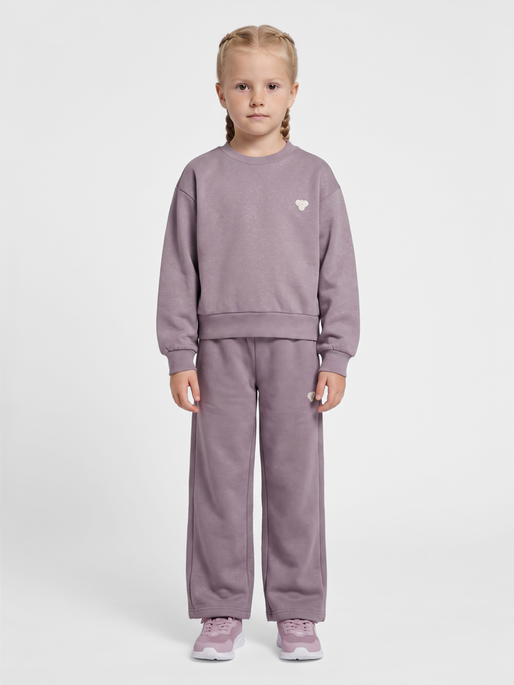 hmlJR LOOSE GLITTER CREWNECK BEE, GRAY RIDGE, model