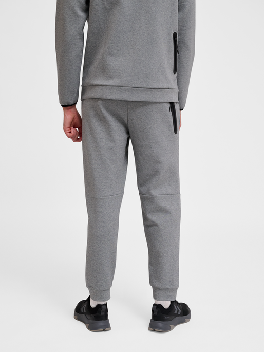 hmlTECH FLEECE REGULAR PANTS, GREY MELANGE, model