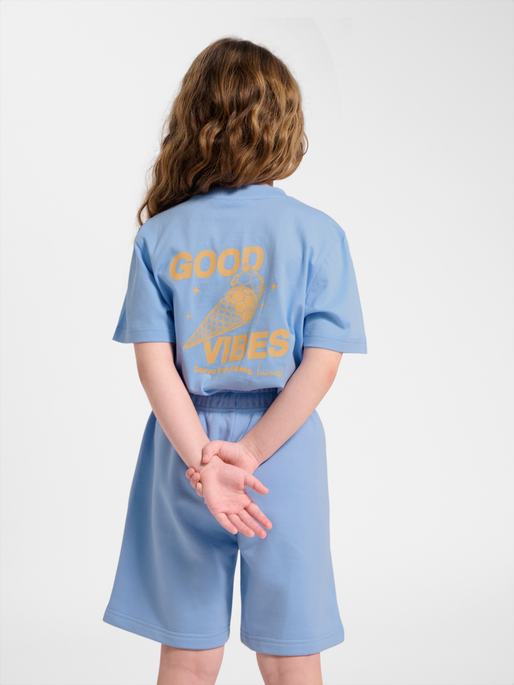 hmlJR REG GRAPHIC T-SHIRT S/S, SERENITY, model