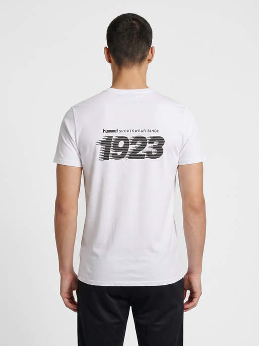 hmlPULSE GRAPHIC T-SHIRT S/S, WHITE, model