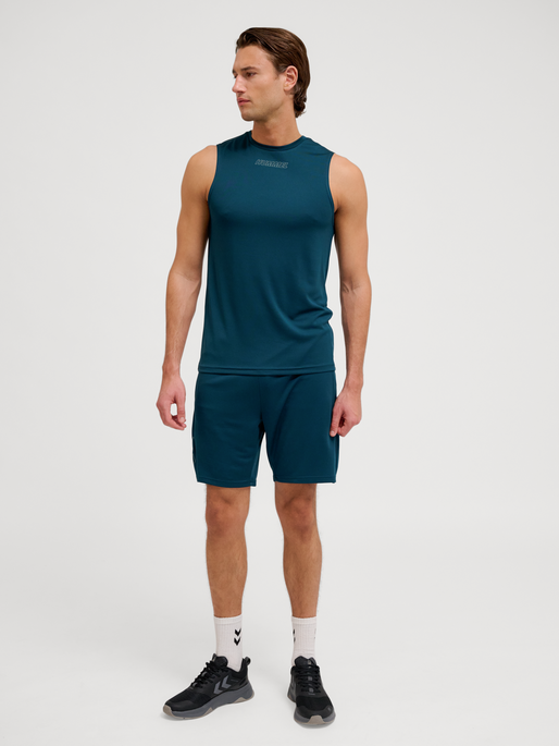 hmlTE FLEX MESH SHORTS, REFLECTING POND, model