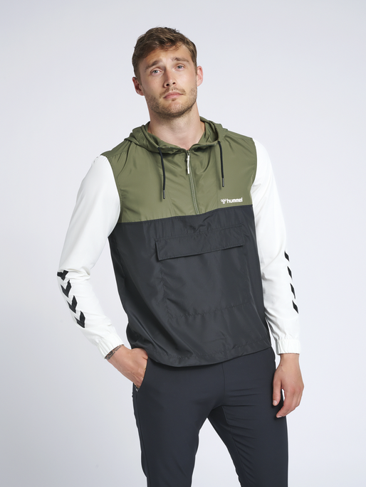 hmlATON HALF ZIP JACKET, BEETLE, model