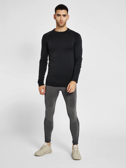 hmlSTROKE SEAMLESS T-SHIRT L/S, BLACK, model