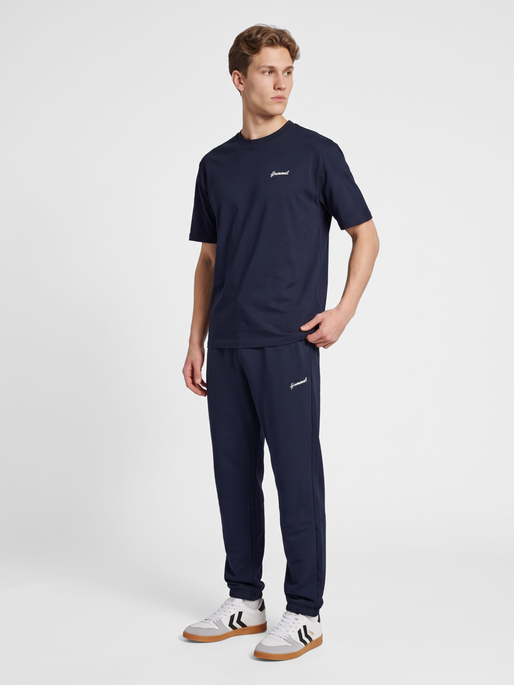hmlCLUB SWEATPANTS, NIGHT SKY, model