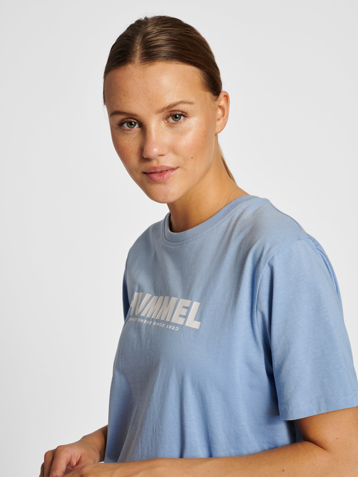 hmlLEGACY T-SHIRT, ASHLEY BLUE, model