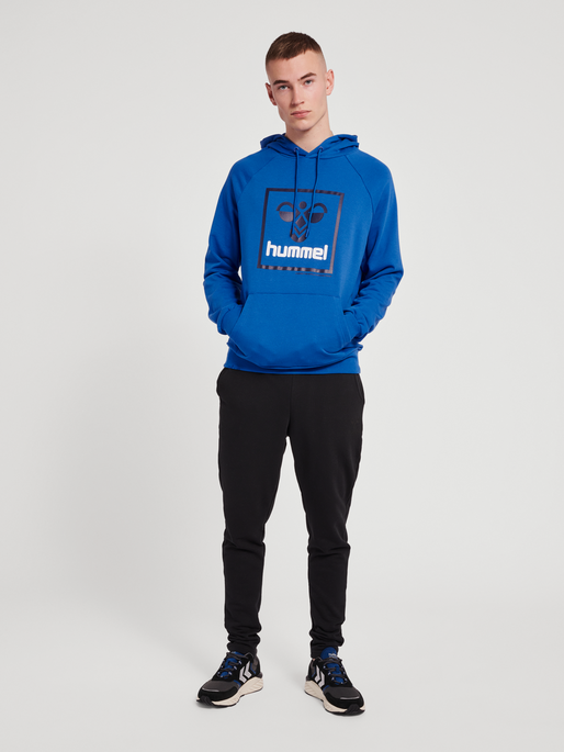 hmlISAM 2.0 HOODIE, TRUE BLUE, model