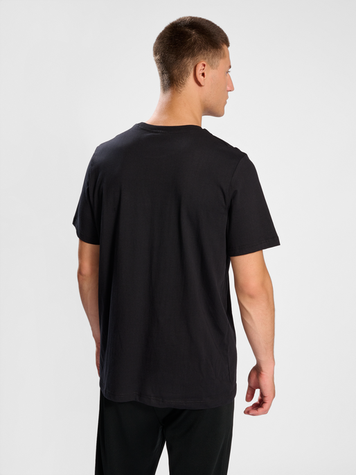 hmlLGC BARRY T-SHIRT, 2001, model