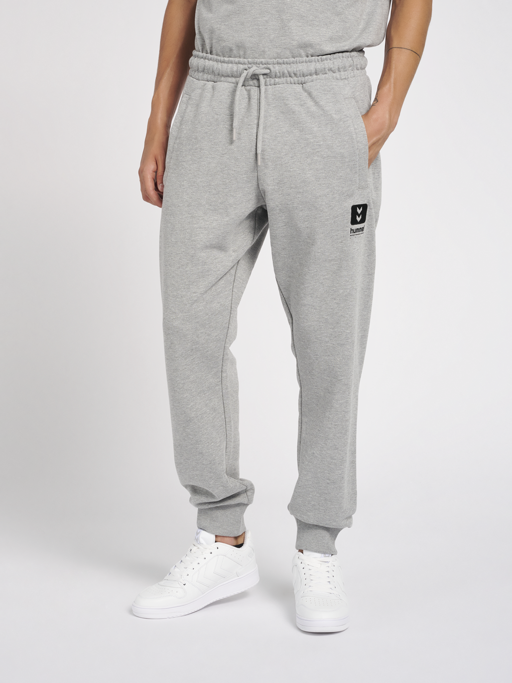 hmlLGC GRAHAM REGULAR PANTS, GREY MELANGE, model