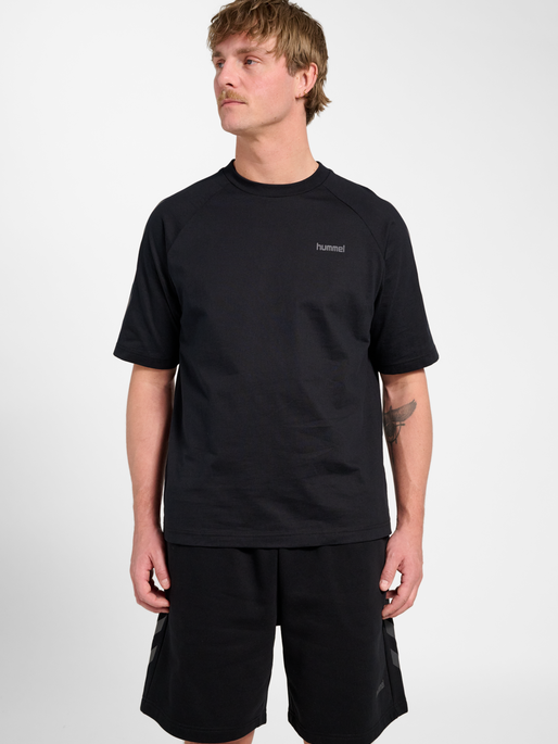 hmlKEEPER CHEVRON T-SHIRT S/S, BLACK, model