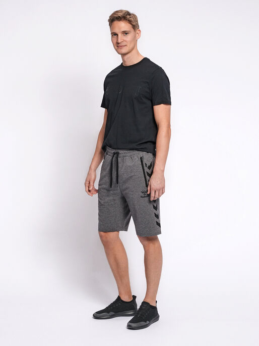 HMLRAY SHORTS, DARK GREY MELANGE, model