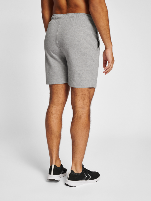 hmlIC FRED SWEATSHORTS, GREY MELANGE, model