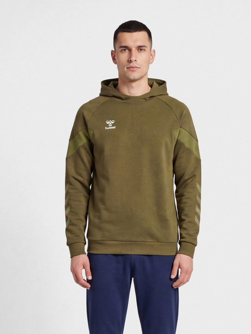 hmlTRAVEL SWEAT HOODIE, MILITARY OLIVE, model