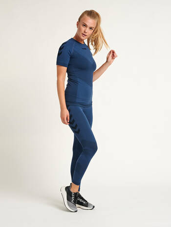 HUMMEL FIRST SEAMLESS JERSEY S/S WOMAN, DARK DENIM, model