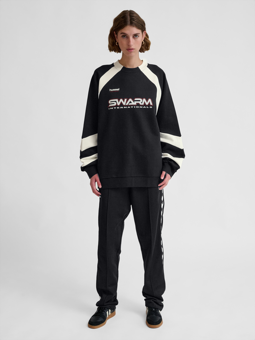 hmlOVERSIZED CREW SPORTSWEAR SWARM, BLACK, model
