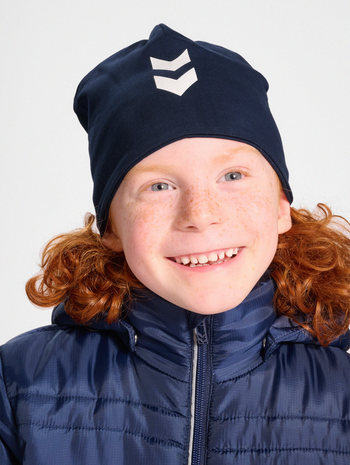 hmlPERRY BEANIE, BLACK IRIS, model