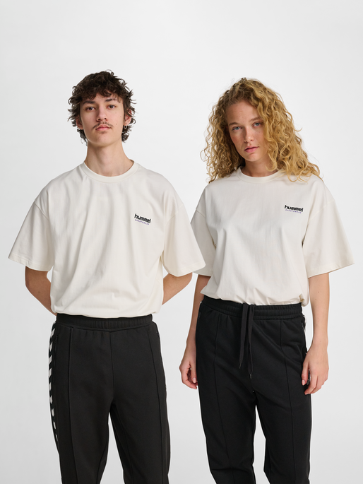 hmlLOOSE T-SHIRT S/S WHISTLE, BLANC DE BLANC/ROYAL PURPLE, model