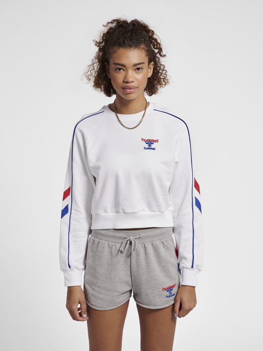 hmlIC DURBAN WOMAN CROP SWEATSHIRT, 9001, model