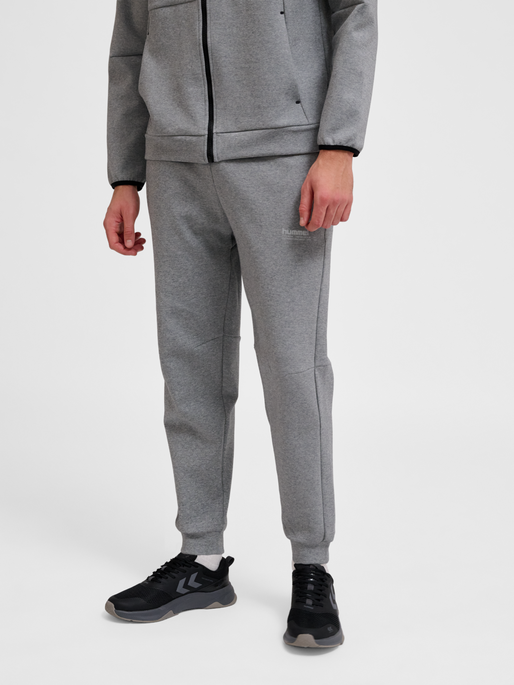 hmlTECH FLEECE REGULAR PANTS, 2006, model