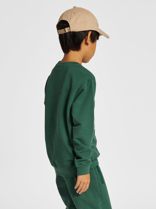 hmlDOS SWEATSHIRT, PINENEEDLE, model