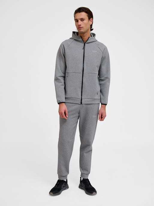 hmlTECH FLEECE REGULAR PANTS, 2006, model