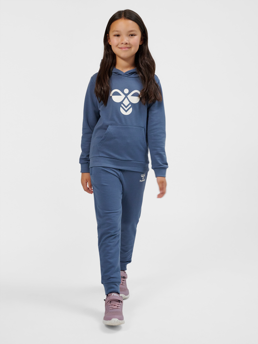 hmlCUATRO HOODIE, BERING SEA, model