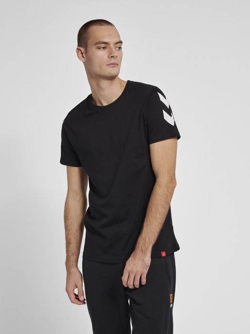 hmlLEGACY CHEVRON T-SHIRT, BLACK, model