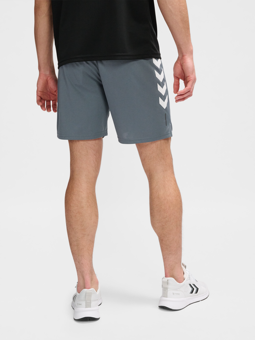 hmlTE TOPAZ SHORTS, STORMY WEATHER, model