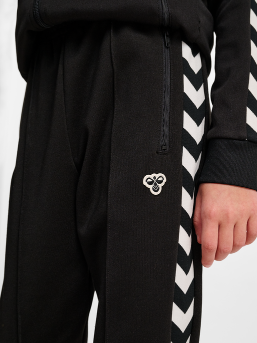 hmlJR ARCHIVE REGULAR POLY PANTS, BLACK, model