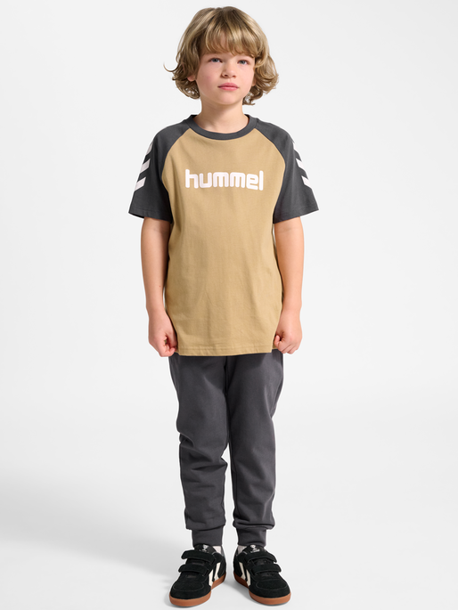 hmlJR LOGO T-SHIRT S/S, CORNSTALK, model