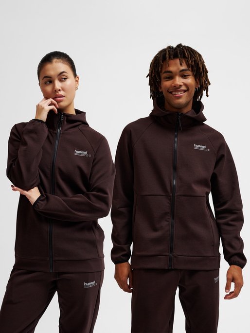 hmlTECH FLEECE REGULAR ZIP HOODIE, CHOCOLATE PLUM, model
