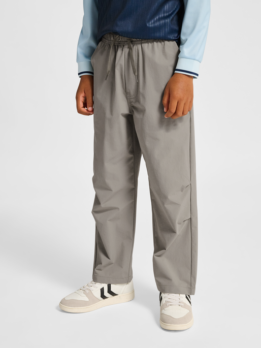 hmlJR STRETCH PANTS, ROCK RIDGE, model