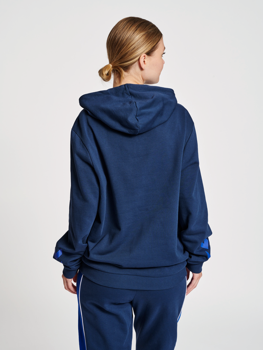 hmlLGC JULIAN HOODIE, DRESS BLUES, model