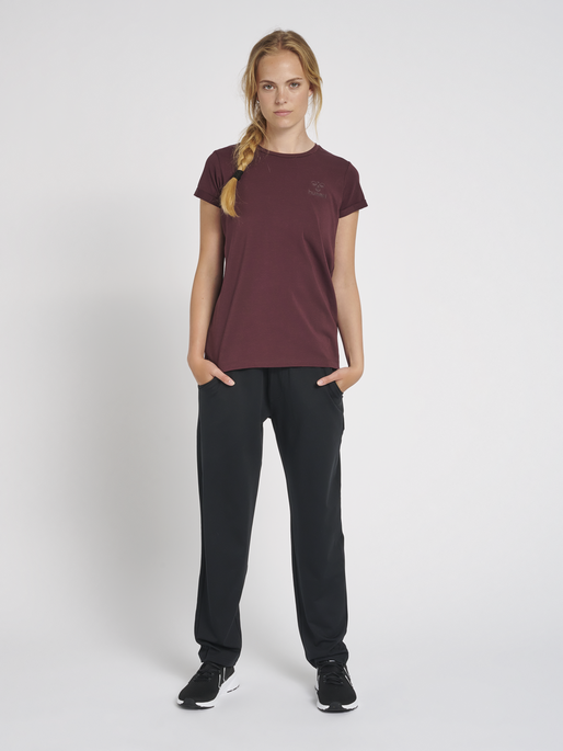 HMLISOBELLA T-SHIRT S/S, FUDGE , model