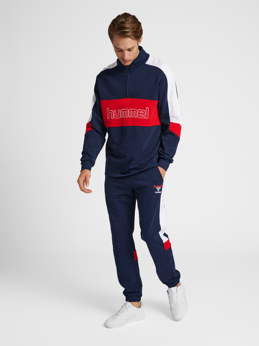 hmlIC CLAUDE HALF ZIP SWEATSHIRT, PEACOAT, model