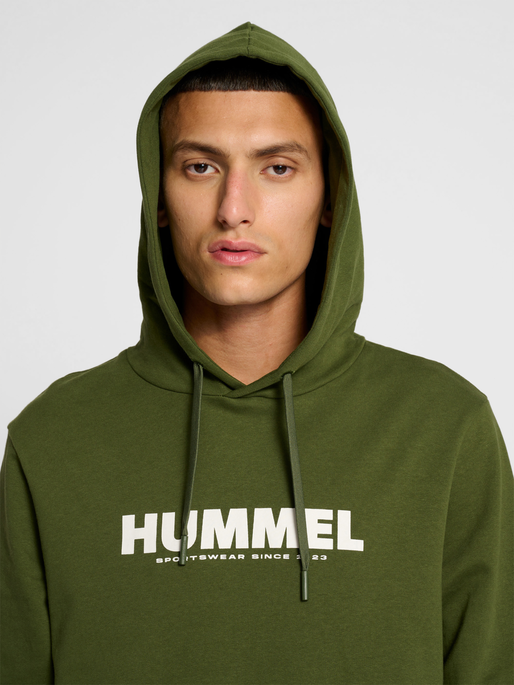 hmlLEGACY LOGO HOODIE, RIFLE GREEN, model