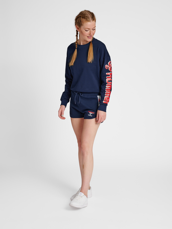 hmlIC KIM SWEATSHIRT, PEACOAT, model