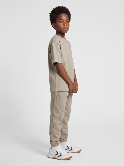hmlJR LOOSE T-SHIRT S/S BEE, VINTAGE KHAKI, model
