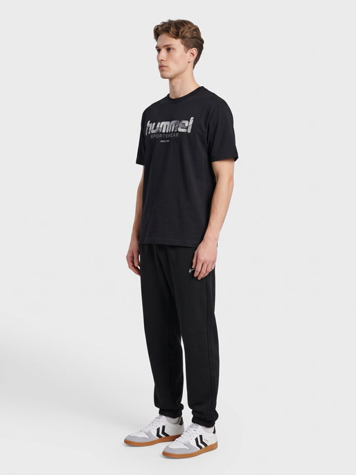 hmlCLUB LOGO T-SHIRT S/S, BLACK, model