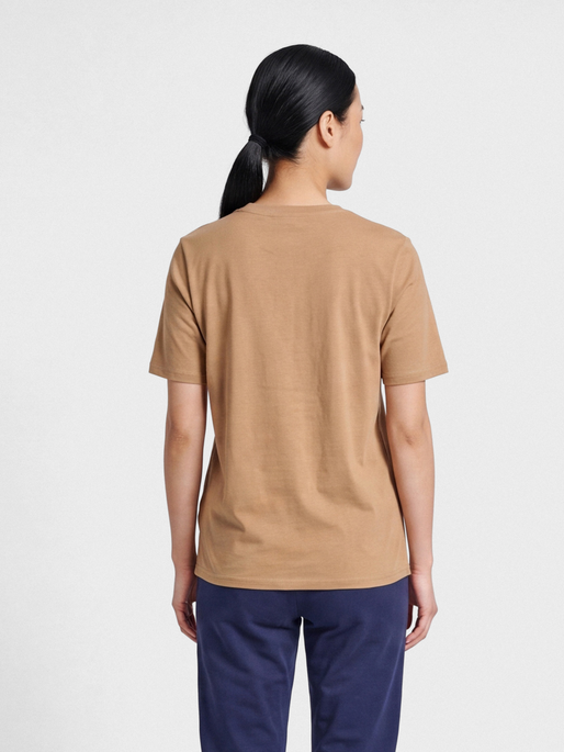 hmlLEGACY WO REGULAR T-SHIRT PLUS, TIGERS EYE, model