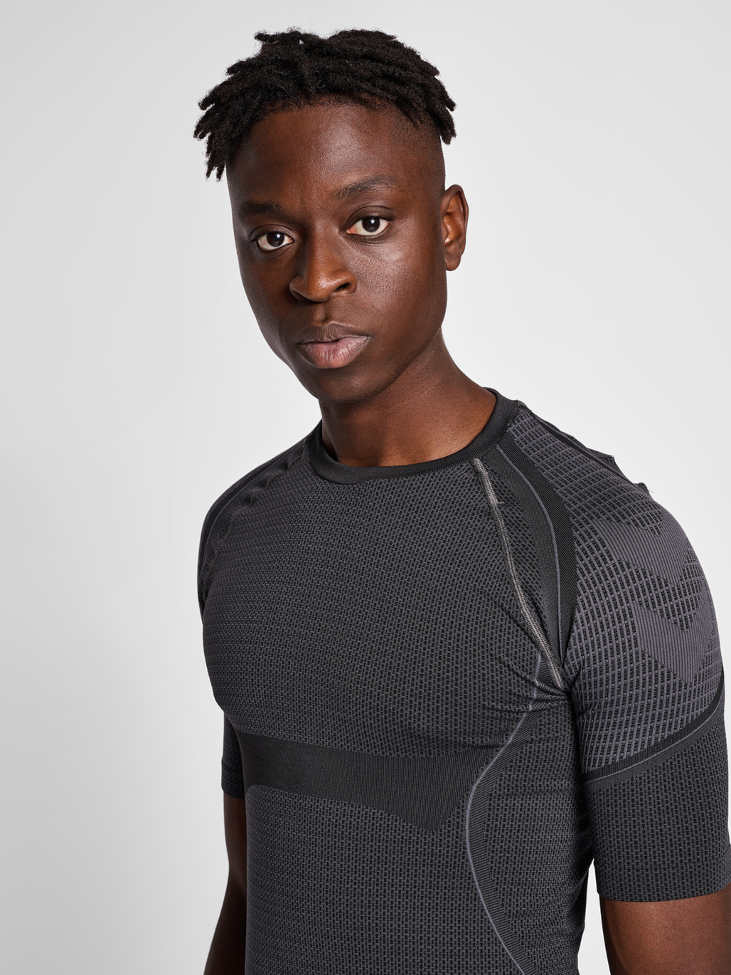 hmlMT OLLI SEAMLESS TIGHT T-SHIRT, BLACK/ASPHALT MELANGE, model