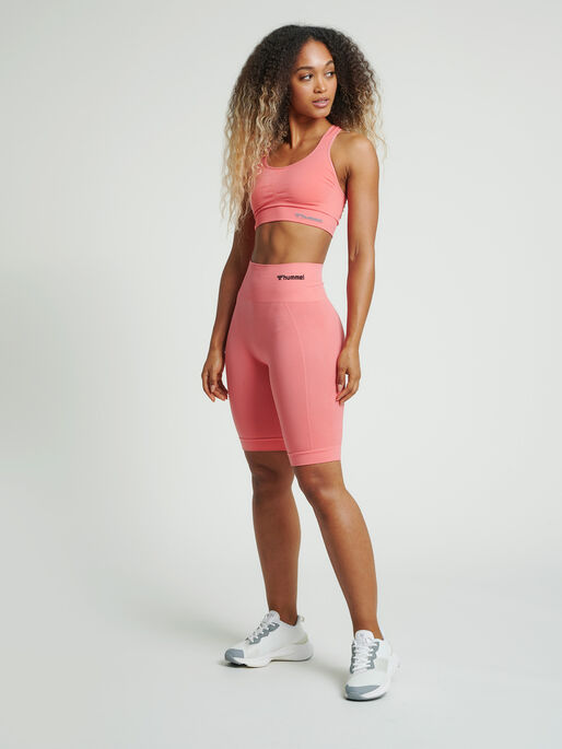 hmlTIF SEAMLESS SPORTS TOP, SUGAR CORAL, model