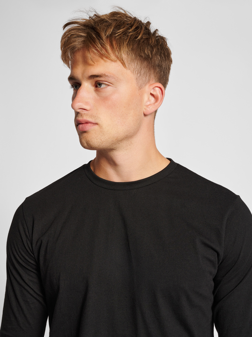 hmlRED BASIC T-SHIRT L/S, BLACK, model
