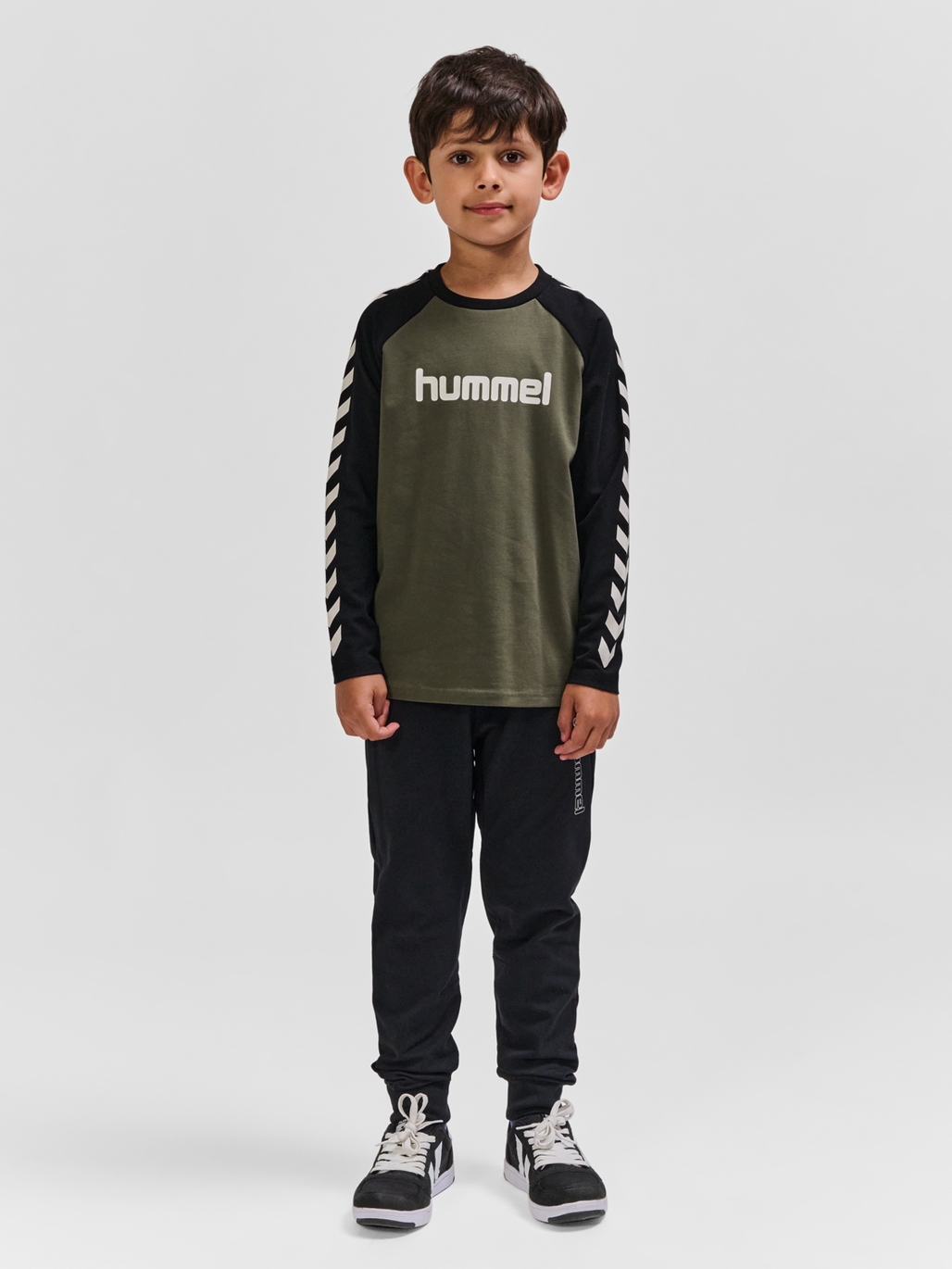 hmlBOYS T-SHIRT L/S, DUSTY OLIVE, model